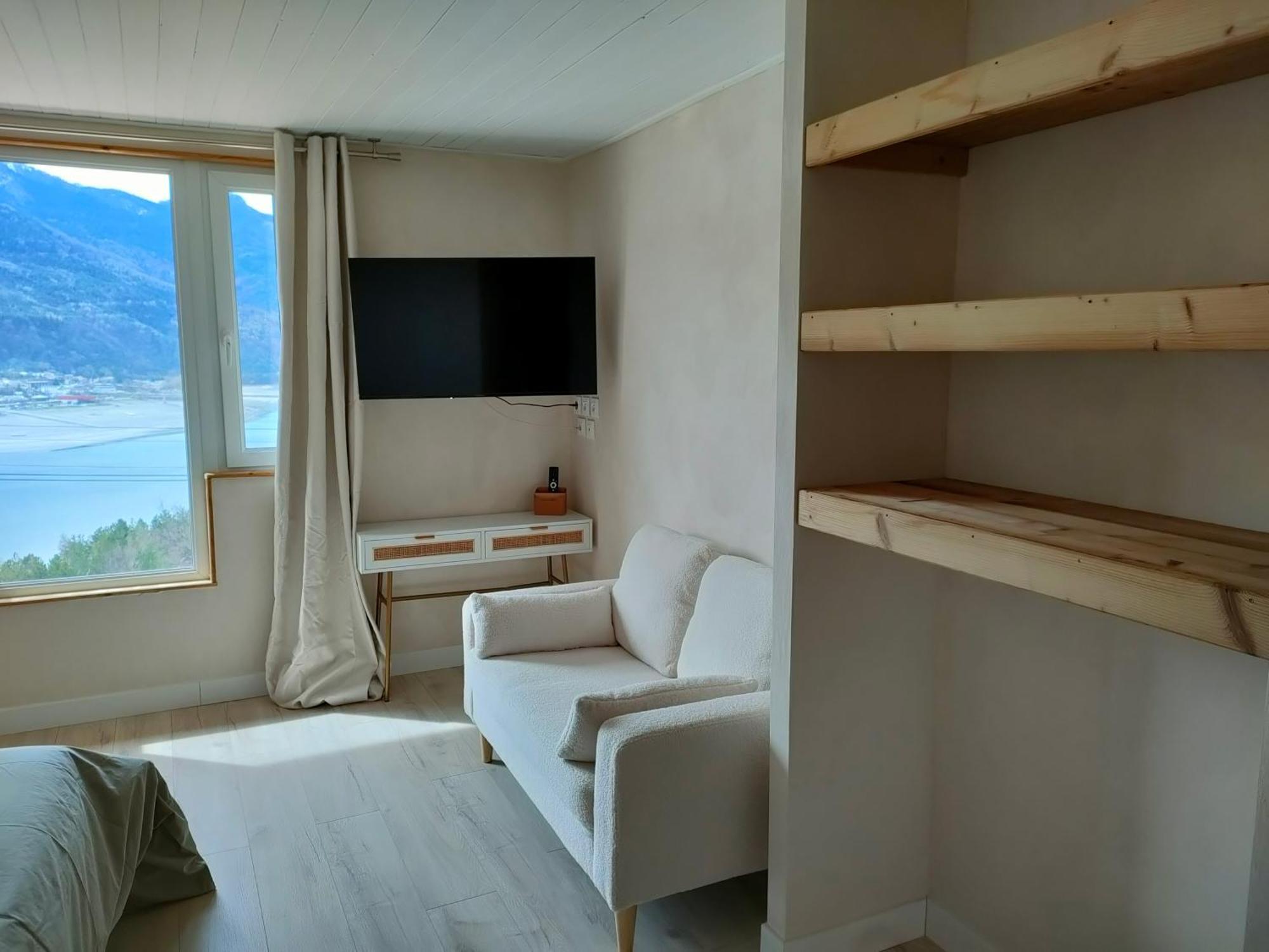 סבינס Le Cosy Du Plongeoir - T2 Neuf Avec Vue Sur Le Lac De Serre Poncon Et Grande Terrasse Avec Jardin חדר תמונה